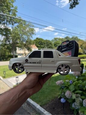 Vintage Die-Cast CADILLAC Escalade EXT Remote Control Car — WORKING CONDITION
